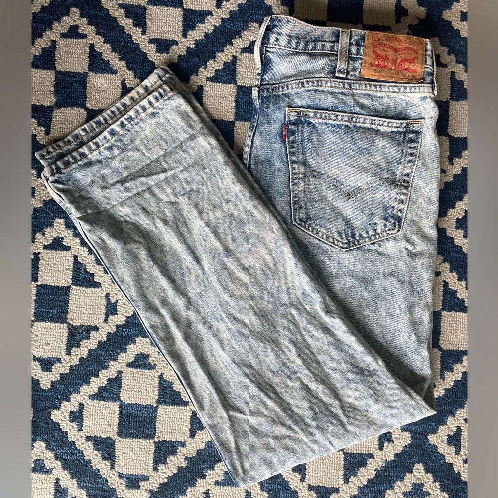 NWOT SIZE 38 x 32 - 516 Levi jeans. Beautiful light acid wash jeans.